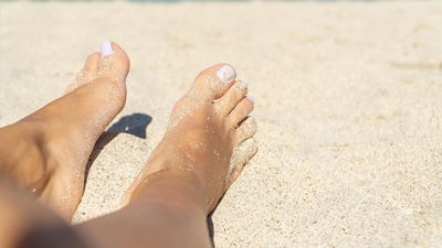 धूप की वजह से काले हो गए हैं पैर? Foot-Tanning को दूर करने के लिए आजमाएं ये 5 घरेलू उपाय